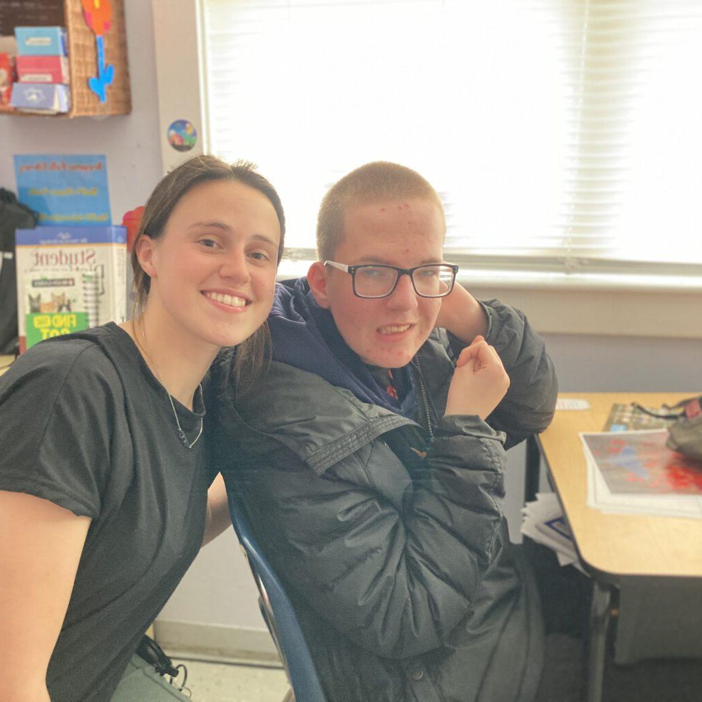 A student 和 teacher smiling in the Classroom